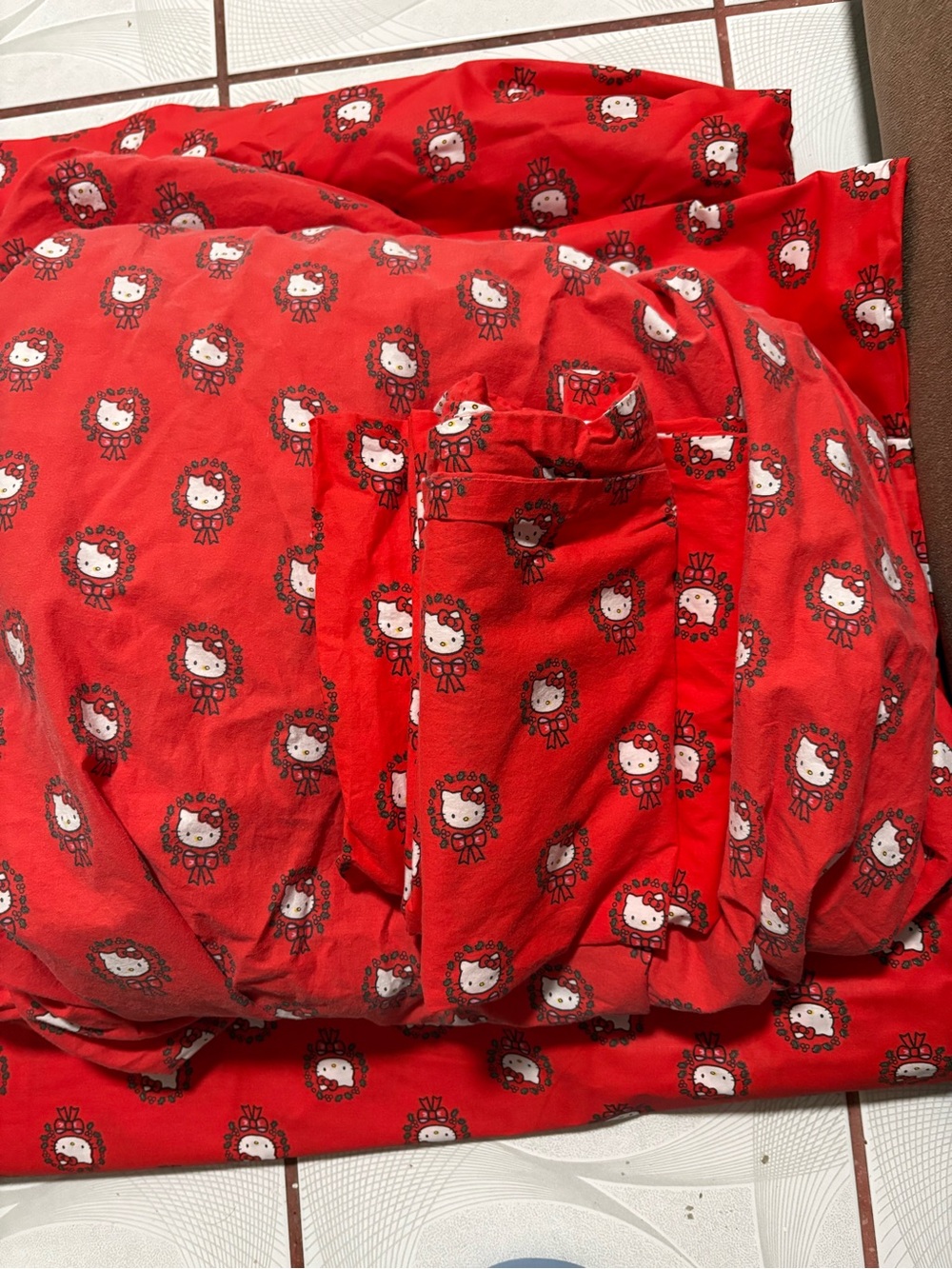 Hello Kitty Red bedsheets - Picture 2 of 4